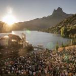 Escenario del festival Pirineos Sur, sobre las aguas del pantano de Lanuza | Imagen: Cedida