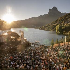 Escenario del festival Pirineos Sur, sobre las aguas del pantano de Lanuza | Imagen: Cedida