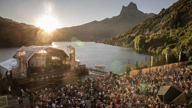 Escenario del festival Pirineos Sur, sobre las aguas del pantano de Lanuza | Imagen: Cedida
