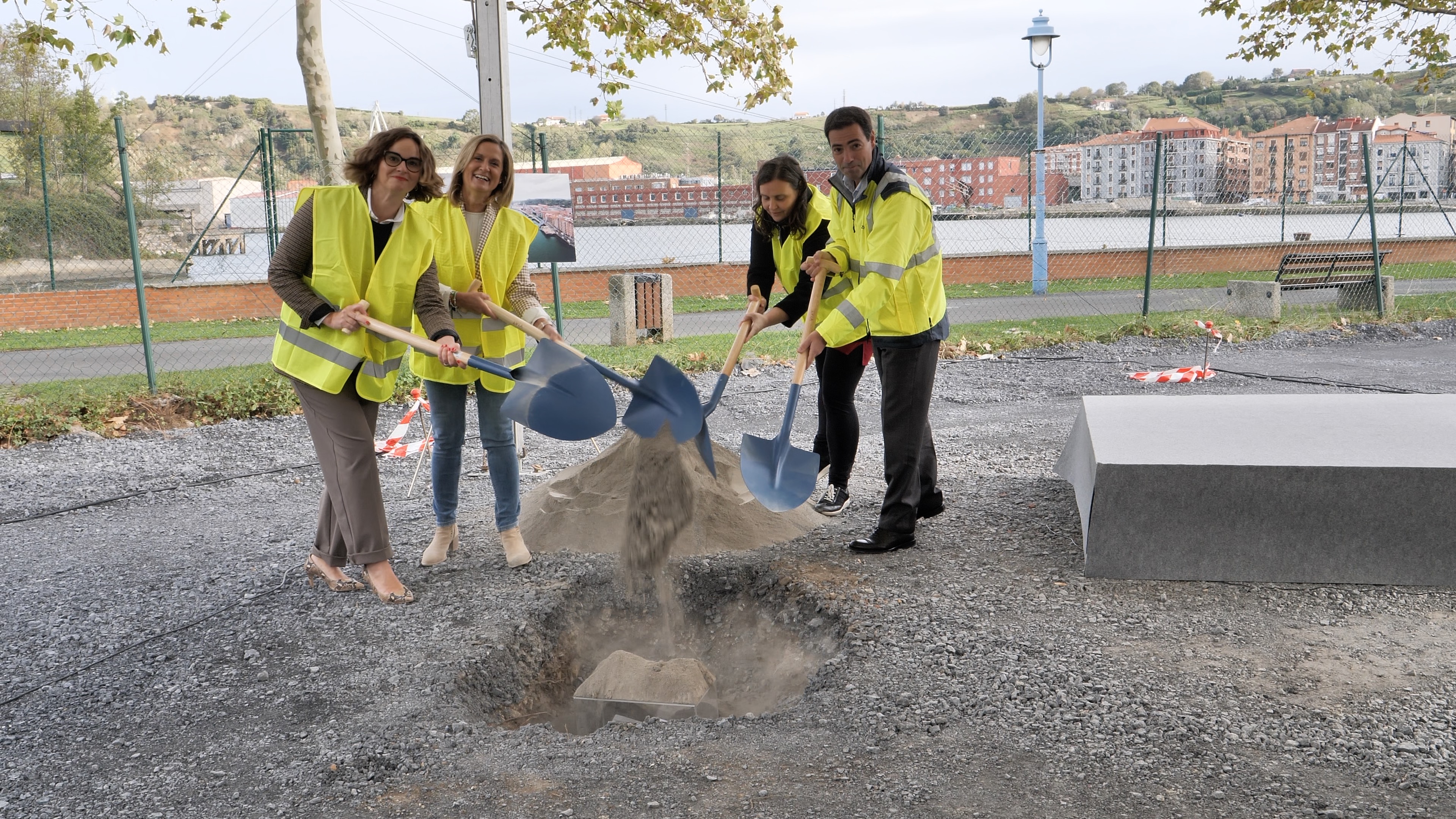 La diputada general de Bizkaia, Elixabete Etxanobe, ha presidido este martes el acto de colocación de la primera piedra del nuevo puente acompañada por las alcaldesas de Barakaldo y Erandio, Amaia del Campo y Aitziber Oliban, y el diputado de Infraestructuras y Desarrollo Territorial, Imanol Pradales.