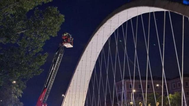 Dispositivo desplegado para bajar a los jóvenes del puente de las Oblatas. Dispositivo desplegado para bajar a los jóvenes del puente de las Oblatas.