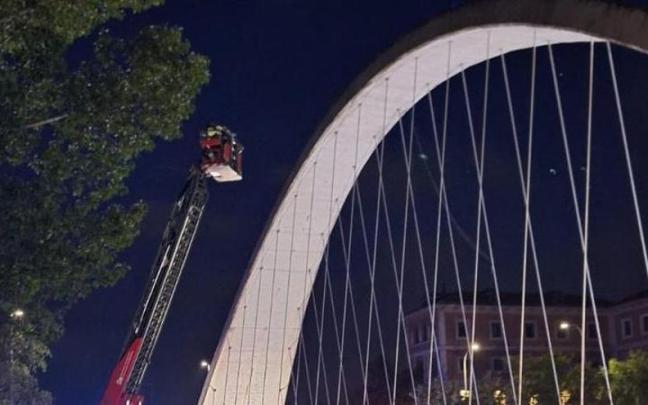 Dispositivo desplegado para bajar a los jóvenes del puente de las Oblatas. Dispositivo desplegado para bajar a los jóvenes del puente de las Oblatas.