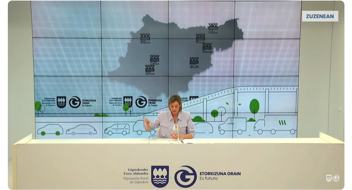 La diputada María Ubarretxena durante la comparecencia de esta mañana