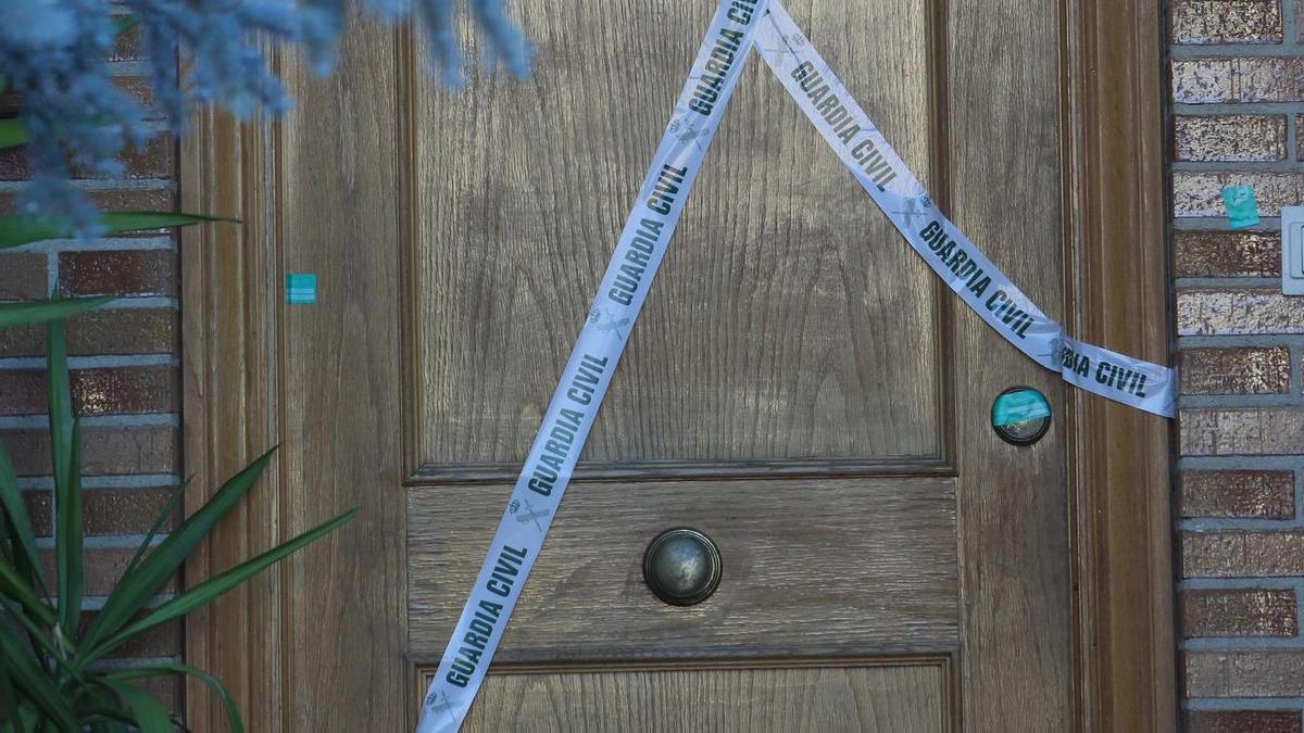 Puerta del domicilio donde se produjo el crimen en Zizur Mayor. Patxi Cascante