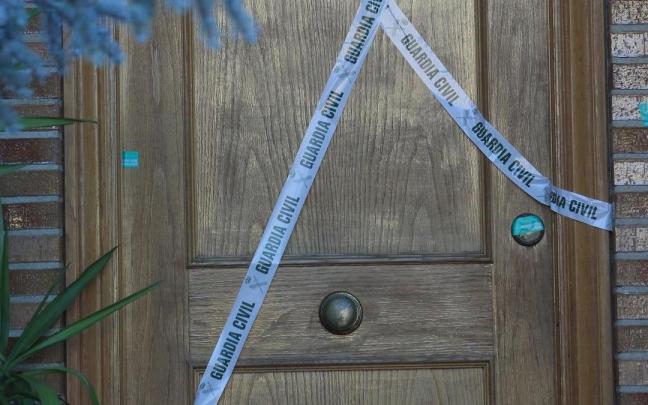 Puerta del domicilio donde se produjo el crimen en Zizur Mayor. Patxi Cascante