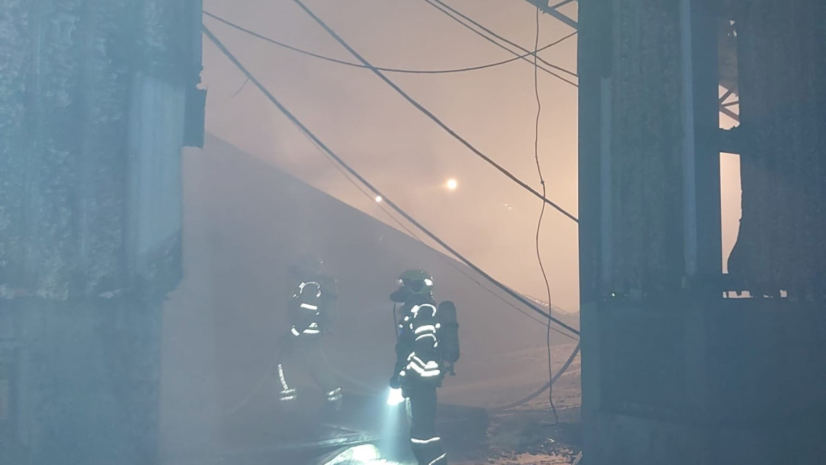 Incendio en una planta del Puerto de Bilbao. BOMBEROS DE BIZKAIA