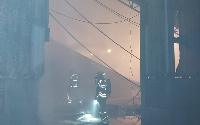 Incendio en una planta del Puerto de Bilbao. BOMBEROS DE BIZKAIA