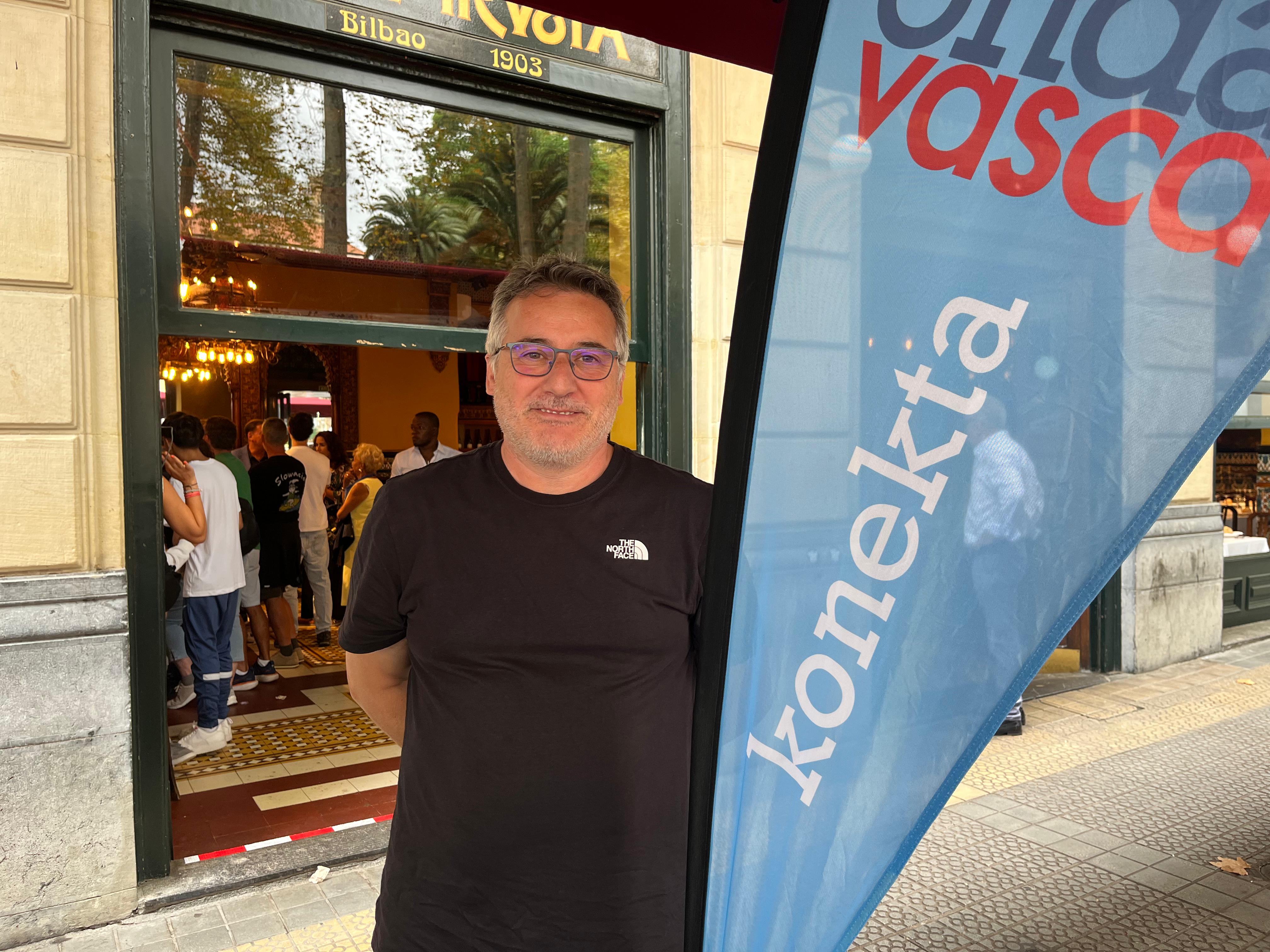 Rafa Pueyo, una temporada más director deportivo de Bilbao Basket, se ha pasado por el Café Iruña en plena Aste Nagusia para charlar en ONDA VASCA