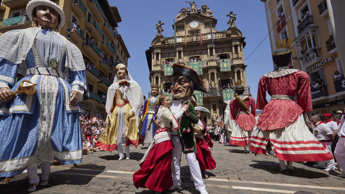 Gigantes y cabezudos bailan en la plaza Consistorial durante su despedida del año pasado. Foto: Ayuntamiento de Pamplona