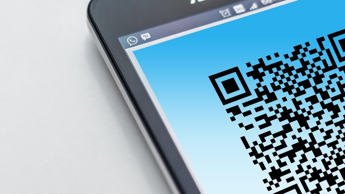 Imagen de un smartphone con un código QR. Foto: Pixabay