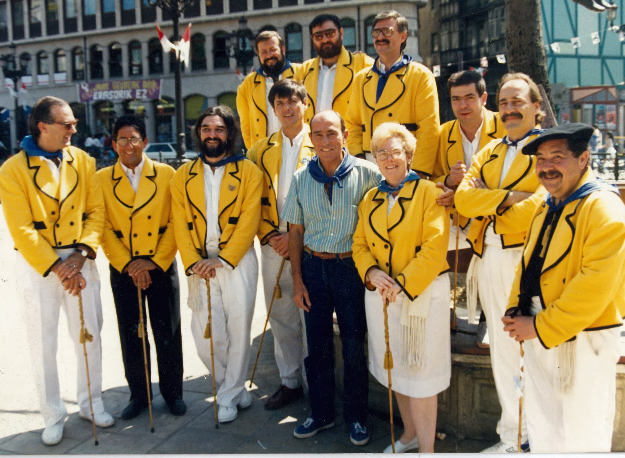 Quico Mochales, en el centro junto a miembros de la comisión de fiestas de la primera Aste Nagusia