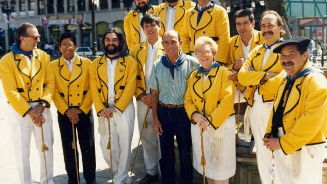 Quico Mochales, en el centro junto a miembros de la comisión de fiestas de la primera Aste Nagusia