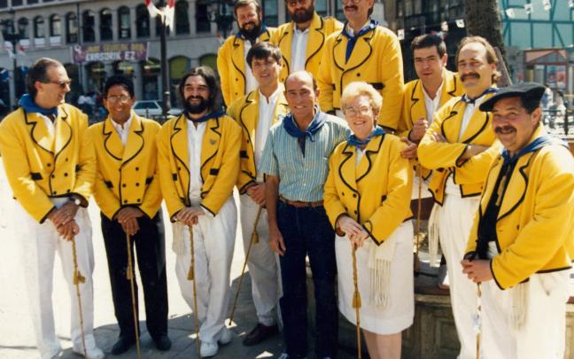 Quico Mochales, en el centro junto a miembros de la comisión de fiestas de la primera Aste Nagusia