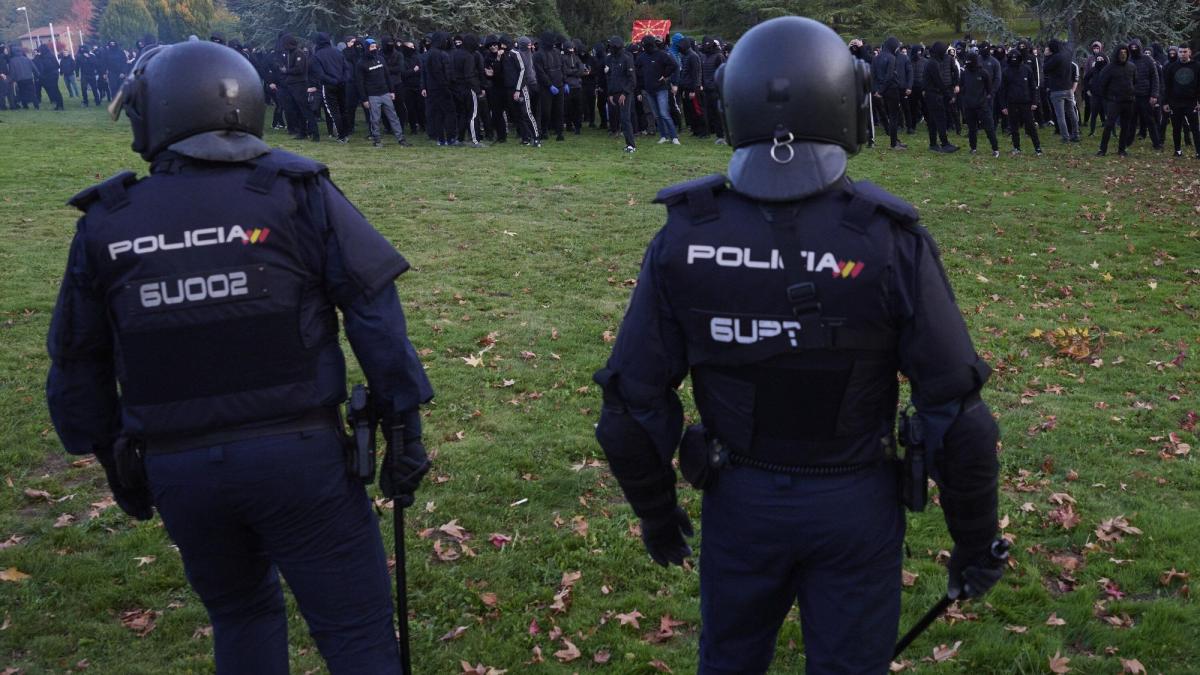 Agentes de la Policía Nacional, en el campus de la Universidad de Navarra durante los disturbios por un mitin no autorizado del agitador ultraderechista Vito Quiles en octubre del año pasado. Iñaki Porto