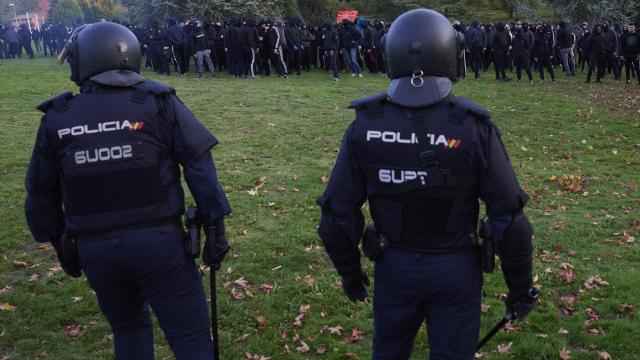 Agentes de la Policía Nacional, en el campus de la Universidad de Navarra durante los disturbios por un mitin no autorizado del agitador ultraderechista Vito Quiles en octubre del año pasado. Iñaki Porto