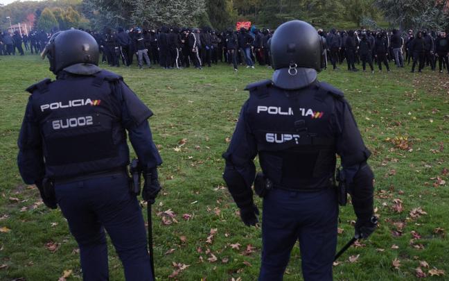 Agentes de la Policía Nacional, en el campus de la Universidad de Navarra durante los disturbios por un mitin no autorizado del agitador ultraderechista Vito Quiles en octubre del año pasado. Iñaki Porto