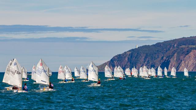 Más de 155 regatistas de la clase Optimist participan esta semana en aguas del Abra. Foto: RCMA-RSC