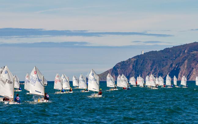 Más de 155 regatistas de la clase Optimist participan esta semana en aguas del Abra. Foto: RCMA-RSC