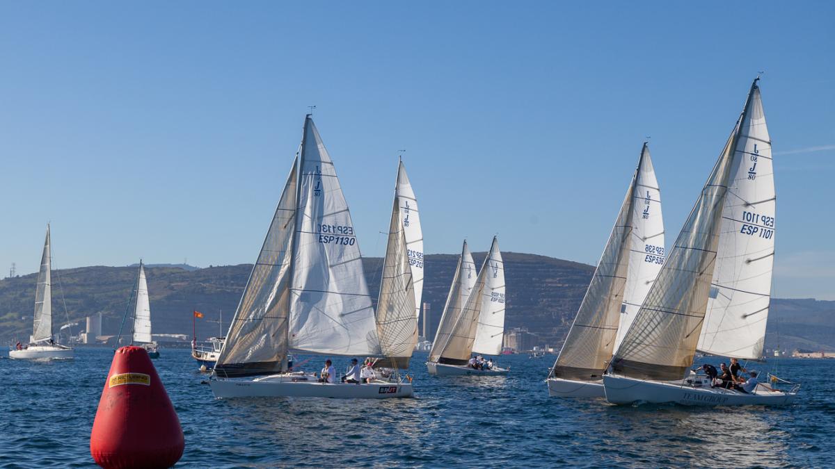 El II Trofeo Social para cruceros y monotipos de la clase J80 se inició con poco viento. Foto: RCMA-RSC