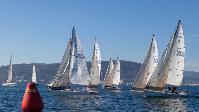 El II Trofeo Social para cruceros y monotipos de la clase J80 se inició con poco viento. Foto: RCMA-RSC