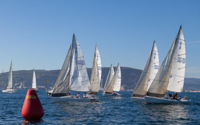 El II Trofeo Social para cruceros y monotipos de la clase J80 se inició con poco viento. Foto: RCMA-RSC