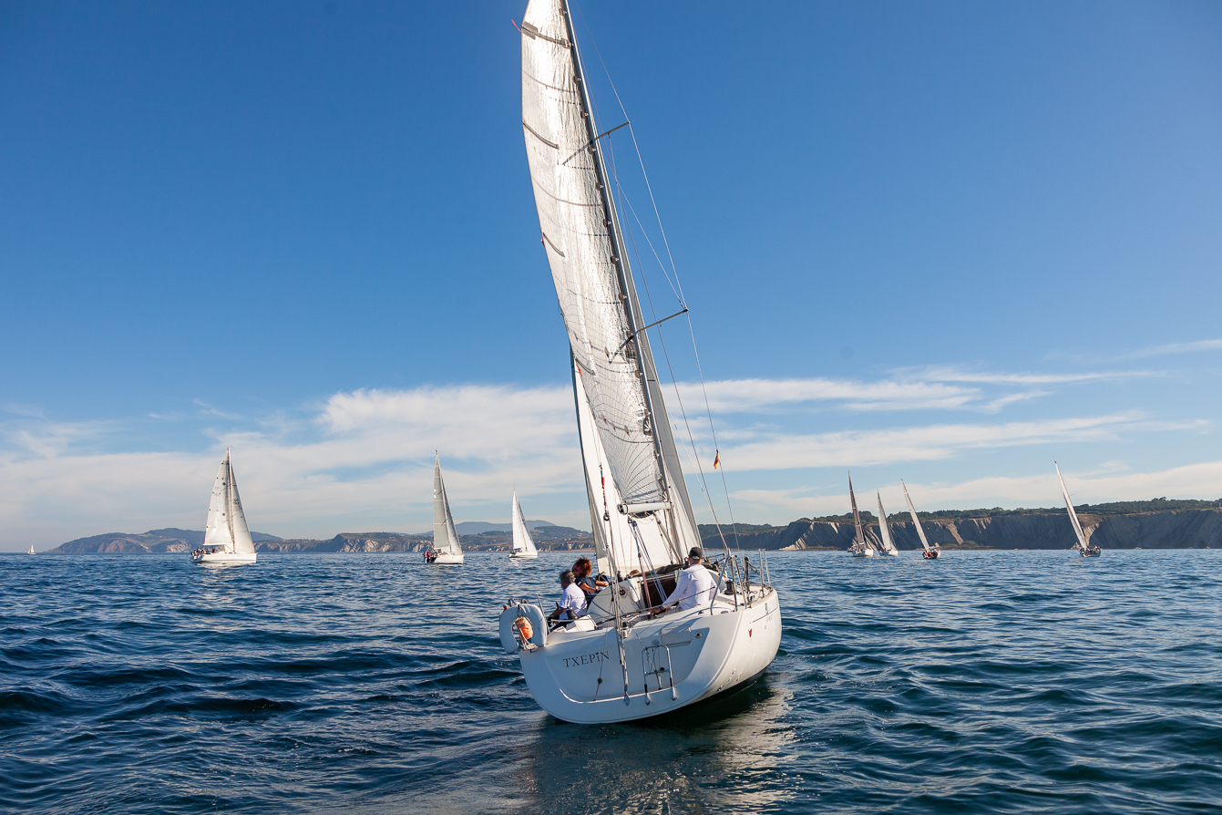 En la clase Crucero II, el Txepin de Koldo Baez, se situó segundo y mantiene todas las opciones en una categoría que promete una competencia muy cerrada