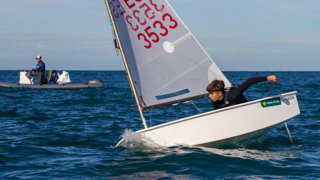 Nicolás Bastard, tercero este fin de semana en la Copa España que tuvo lugar en aguas de la bahía de Vigo. Foto: Rafa Aspiunza