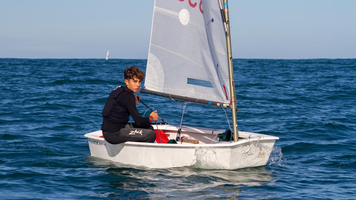 Nicolás Bastard Taboada, se proclamó ganador por equipos en el Campeonato del Mundo de la clase Optimist en Tánger. Foto: RCMA-RSC