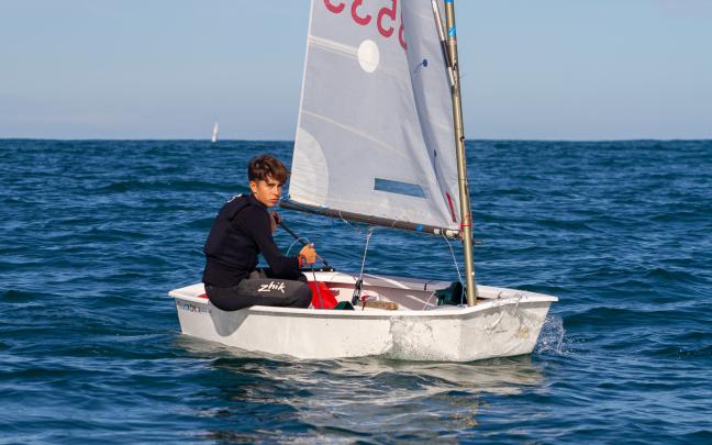 Nicolás Bastard Taboada, se proclamó ganador por equipos en el Campeonato del Mundo de la clase Optimist en Tánger. Foto: RCMA-RSC