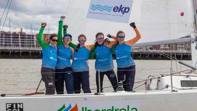 Carmen Galdós, Anna Kyselova, María Urizar, Teresa Ojembarrena y Natalia Chávarri, la tripulación del RCMA-RSC ganadoras de la VII EKP Women’s Cup-Liga Iberdrola en la clase J80. Foto: Rafa Aspiunza