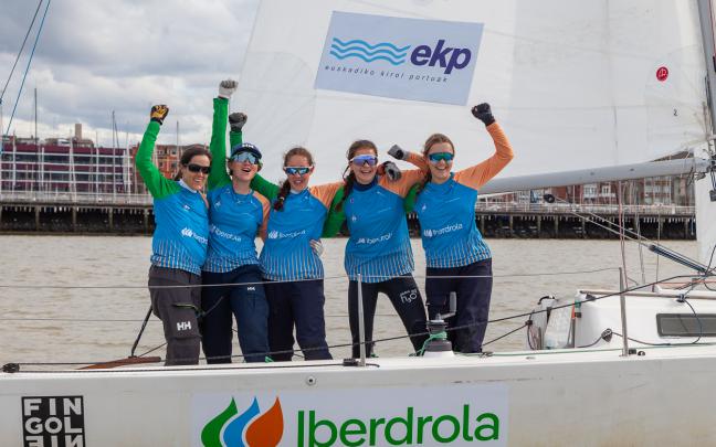 Carmen Galdós, Anna Kyselova, María Urizar, Teresa Ojembarrena y Natalia Chávarri, la tripulación del RCMA-RSC ganadoras de la VII EKP Women’s Cup-Liga Iberdrola en la clase J80. Foto: Rafa Aspiunza