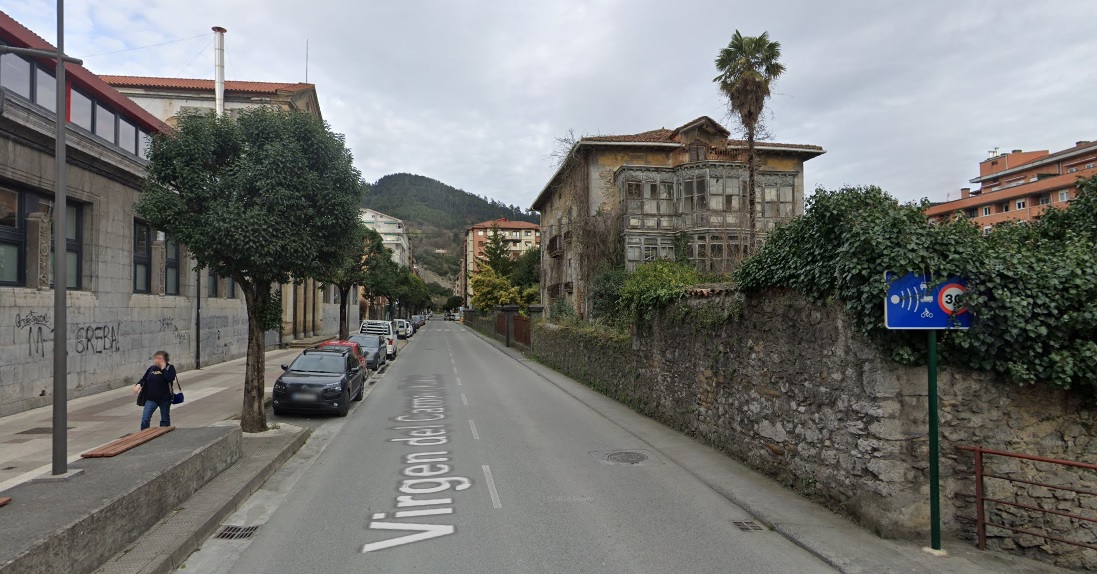 Aviso del punto de control de velocidad situado en la calle Virgen del Carmen de Llodio. Foto: Google Maps Aviso del punto de control de velocidad situado en la calle Virgen del Carmen de Llodio. Foto: Google Maps