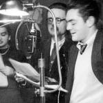 Los actores de la radio en un instante de la grabación.