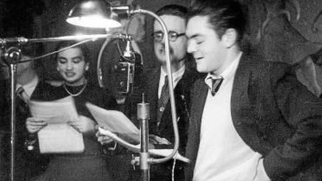 Los actores de la radio en un instante de la grabación.