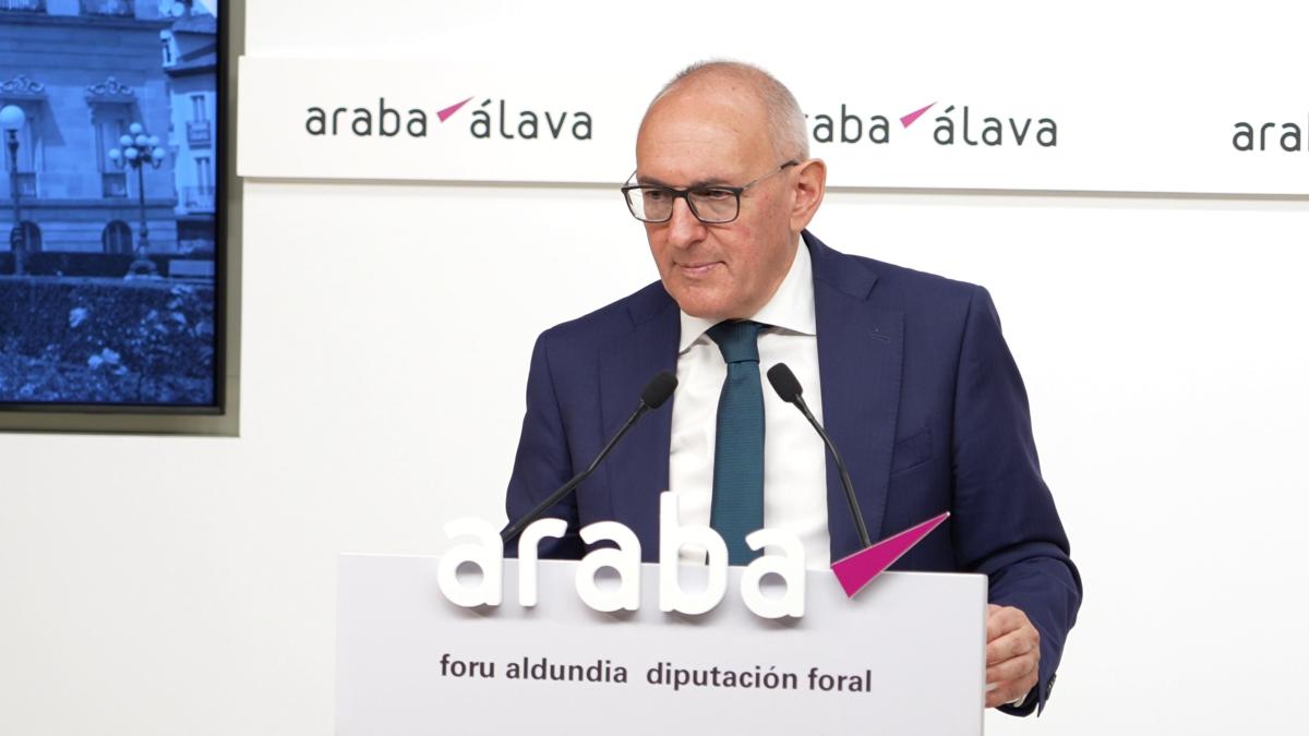 El diputado genera de Álava, Ramiro González, durante la presentación del proyecto de presupuestos. CEDIDA