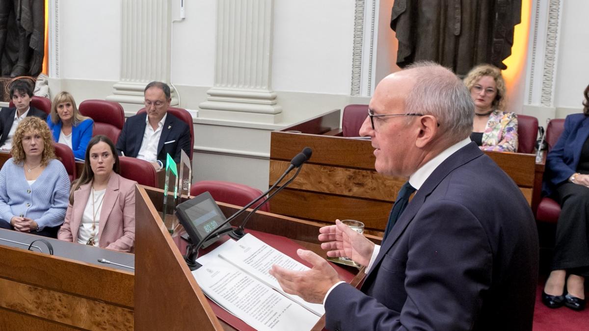 Ramiro González, diputado general de Araba, durante el pleno de política general. Foto: Diputación de Araba