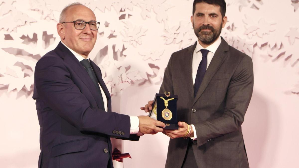 El diputado general, Ramiro González, entrega la medalla al sobrino del Luis de Lezana, Jon Urrutia. DNA