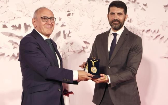 El diputado general, Ramiro González, entrega la medalla al sobrino del Luis de Lezana, Jon Urrutia. DNA