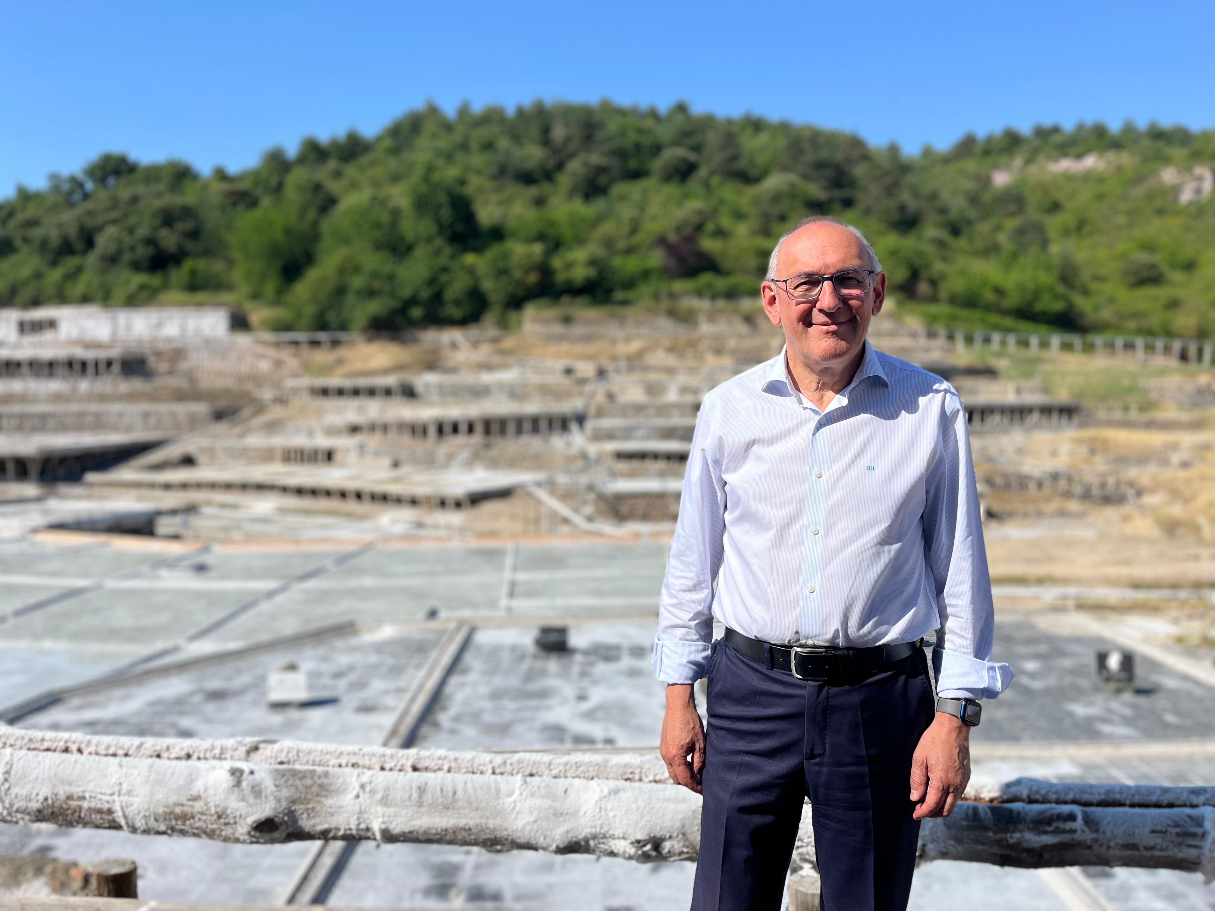 Ramigo González, diputado general de Álava, en el Valle Salado de Añana