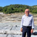 Ramigo González, diputado general de Álava, en el Valle Salado de Añana