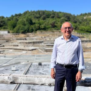 Ramigo González, diputado general de Álava, en el Valle Salado de Añana