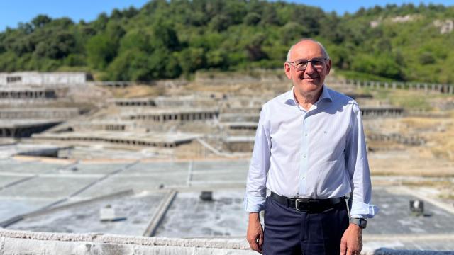 Ramigo González, diputado general de Álava, en el Valle Salado de Añana