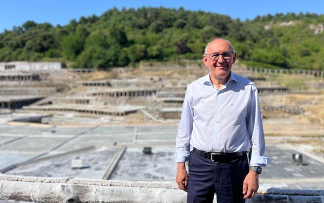 Ramigo González, diputado general de Álava, en el Valle Salado de Añana