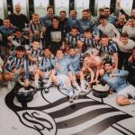 Celebración de la plantilla de la Real en el vestuario tras el pase a la final de la Copa. R.S.