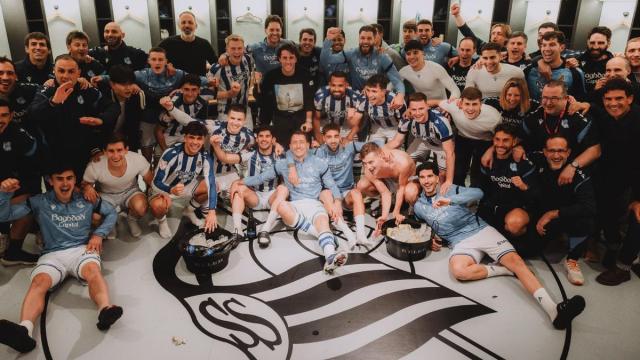 Celebración de la plantilla de la Real en el vestuario tras el pase a la final de la Copa. R.S.