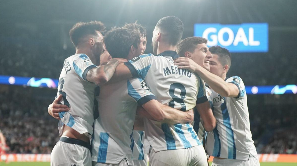 Los futbolistas de la Real celebran uno de los goles marcados este miércoles contra el Benfica. / RUBEN PLAZA