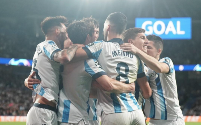 Los futbolistas de la Real celebran uno de los goles marcados este miércoles contra el Benfica. / RUBEN PLAZA