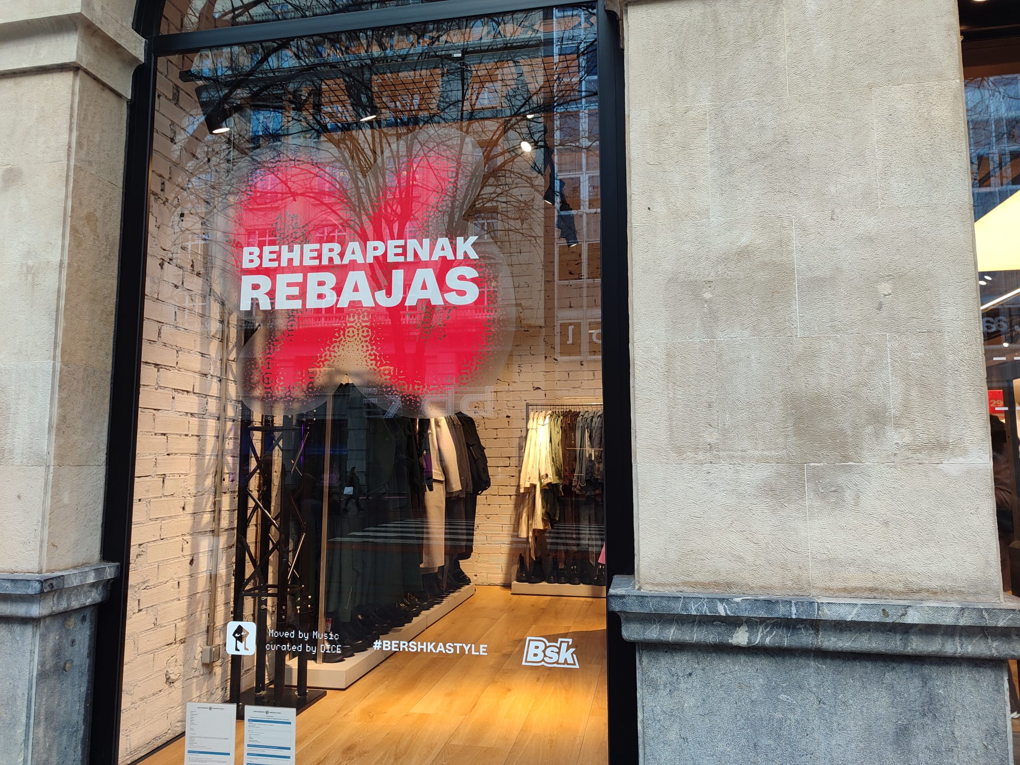 Grandes carteles de Rebajas anuncian los descuentos en esta primera semana después de las Navidades | ONDA VASCA