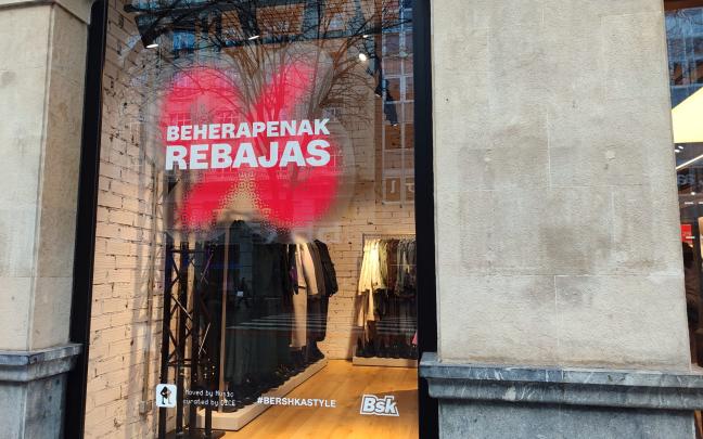 Grandes carteles de Rebajas anuncian los descuentos en esta primera semana después de las Navidades | ONDA VASCA