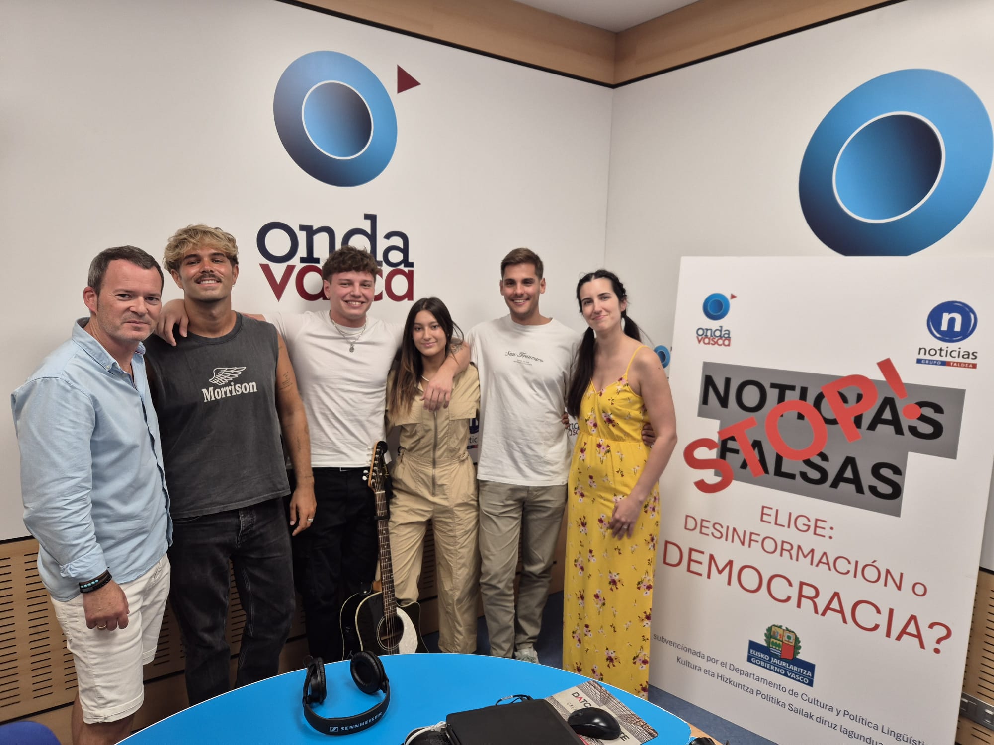 Los integrantes de Rebecca Court en los estudios de Onda Vasca